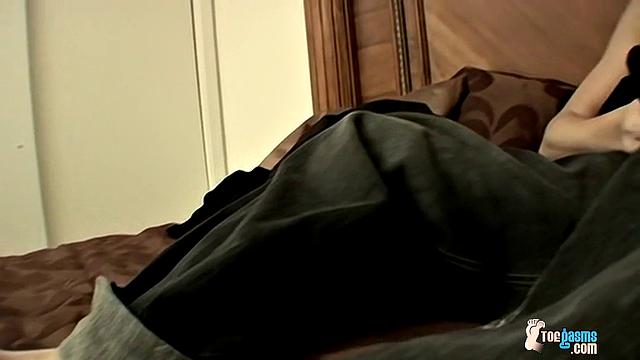 Блинкс дрочит и кончает на потные ступни