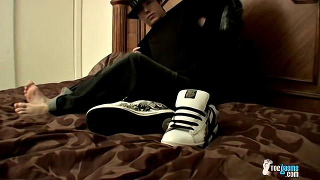 blinx strokes and shoots his load all over sweaty feet