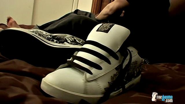 blinx strokes and shoots his load all over sweaty feet