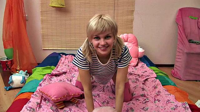 Катя ласкает гладкую киску и мечтает о крепком члене