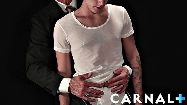 Брюнет-качок сосёт по-крупному и вылизывает волосатую жопу