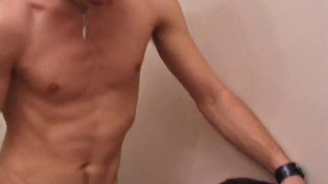 keith набивает лицо roar спермой после жаркой гонки на минетах