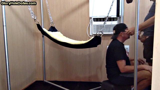 Парень у глори-хола получает огромный член в жопу