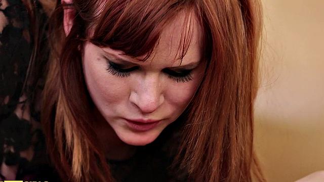 рыжая лесбиянка трахается с подругой в белье страпоном и языком