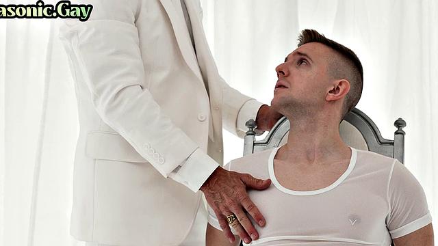 Мейсон устроил церковную проповедь с игрушкой и дрочкой