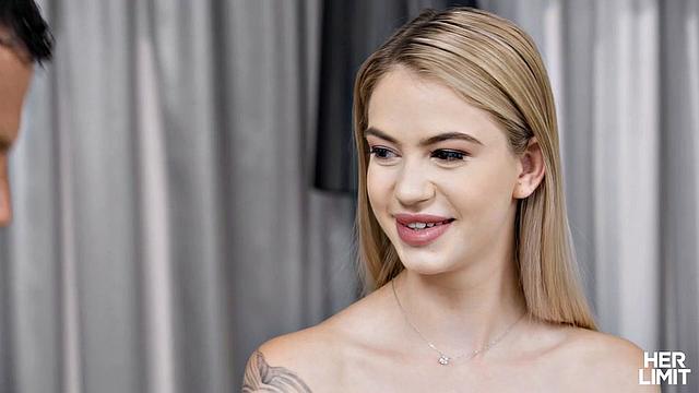 Блондинка не стесняется большого члена и просит по жёстче