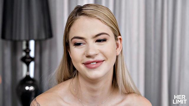 Блондинка не стесняется большого члена и просит по жёстче