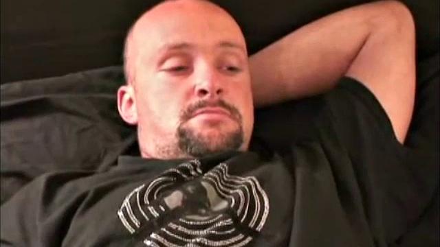 ричард дрочит и кончает мощно