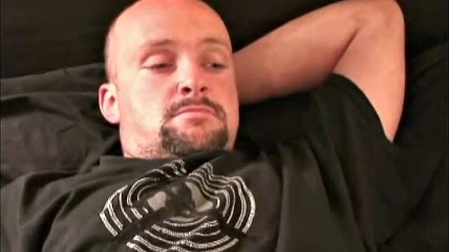 ричард дрочит и кончает мощно