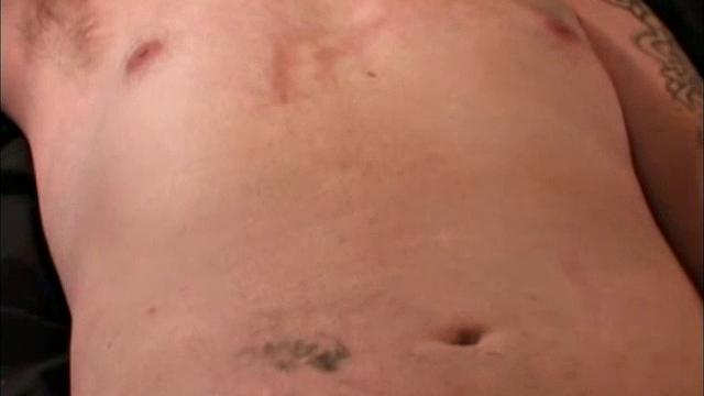 ричард дрочит и кончает мощно