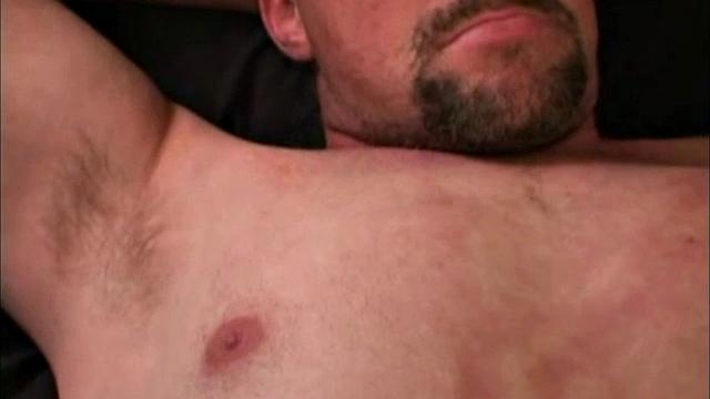 ричард дрочит и кончает мощно