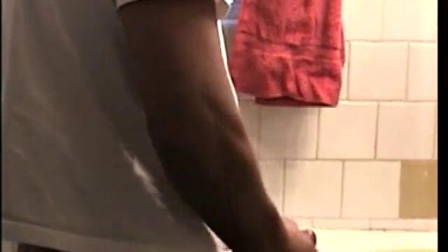 Стрейт парень не сдержался и отсосал в сортире, сперма льется ручьем