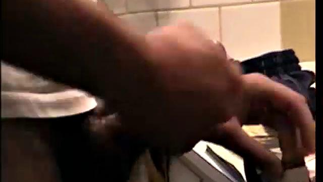 Стрейт парень не сдержался и отсосал в сортире, сперма льется ручьем