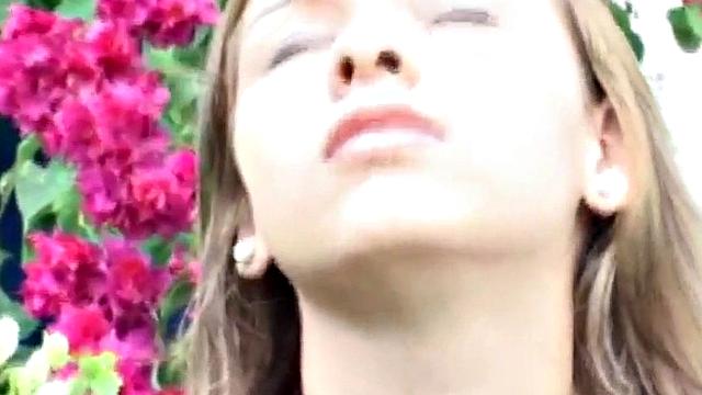 A blonde teen rub her clit in the great outdoors