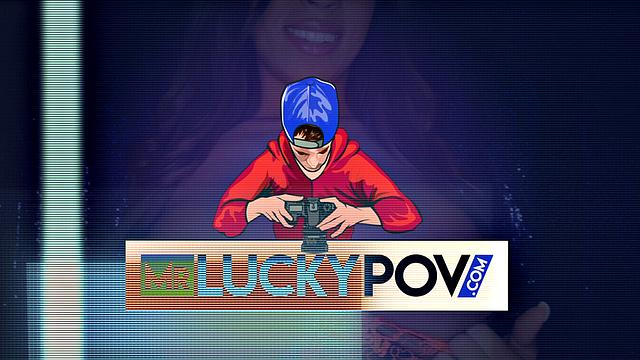 голубоглазая блондинка берет в рот и играет с яйцами