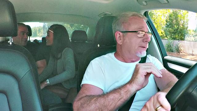 Скарлит Скандал заводит на заднем сиденье, а Ксандер Корвус теряется