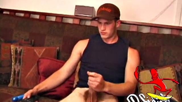 подкачанный скейтер дрочит и заливает себя спермой