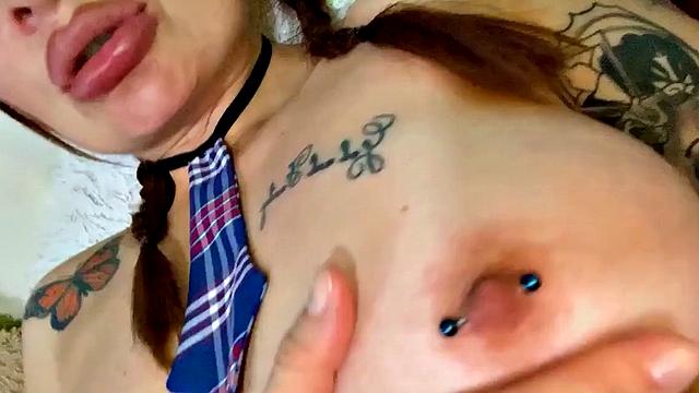 жгучая латинка раздвигает пухлую пилотку крупным планом и писает