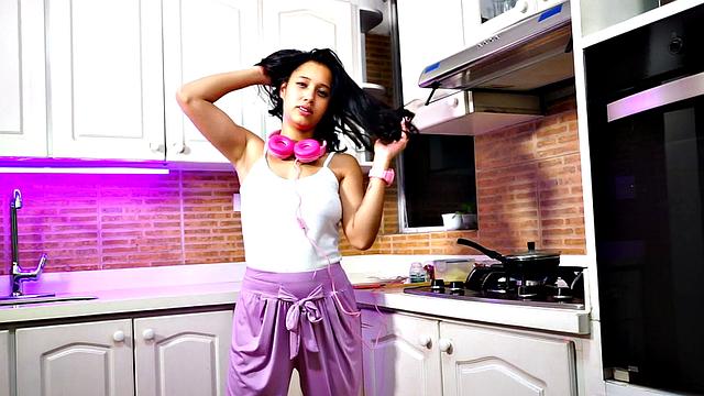 горячая латинка Lia Ponce дрочит на кухне