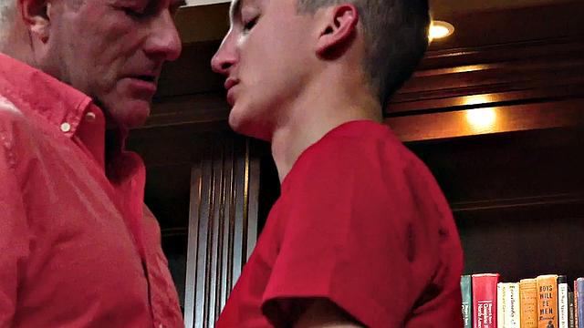 офисный качок с татухой получает по полной от худого активного