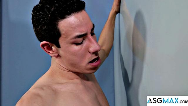 мускулистые парни трахаются и сосут в туалете и у дырки