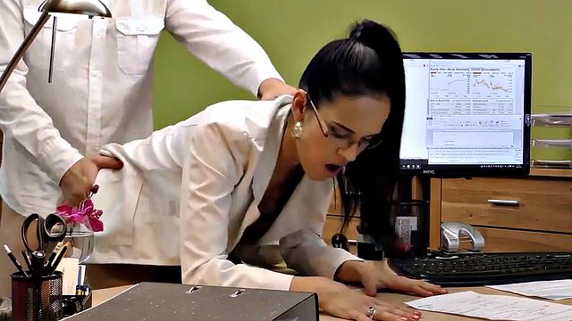 VIP4K. Hottie needs new musical instruments so she has a sexy session