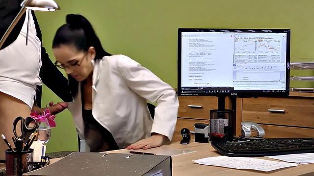 VIP4K. Hottie needs new musical instruments so she has a sexy session