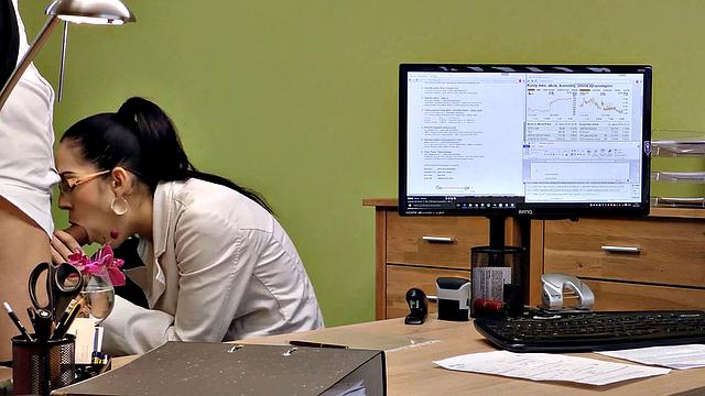 VIP4K. Hottie needs new musical instruments so she has a sexy session