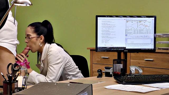 VIP4K. Hottie needs new musical instruments so she has a sexy session