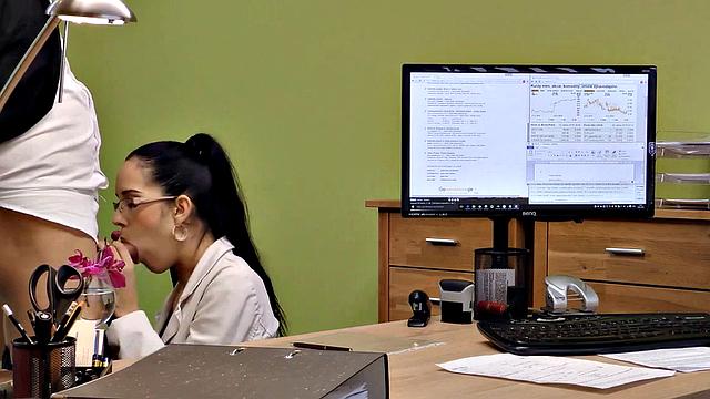 VIP4K. Hottie needs new musical instruments so she has a sexy session