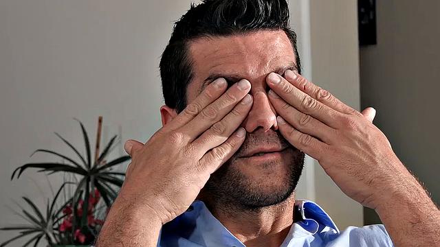 натуралка Jasmine Grey глубоко насаживается на толстый член