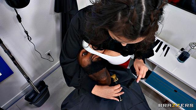 Сексуальная парикмахерша обслуживает клиента в кресле