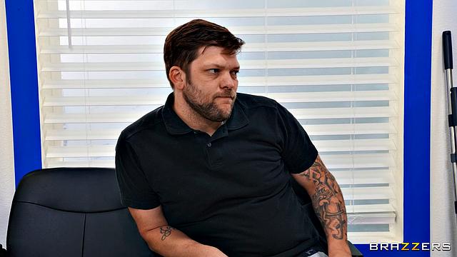 Сексуальная парикмахерша обслуживает клиента в кресле