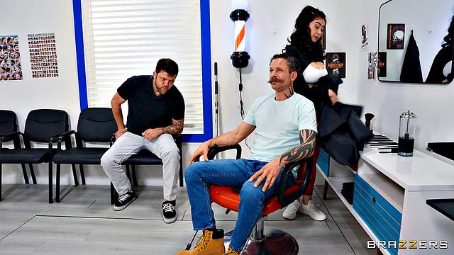 Сексуальная парикмахерша обслуживает клиента в кресле