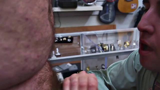 волосатый мачо срывается в ломбардном тройнике после мощного минета