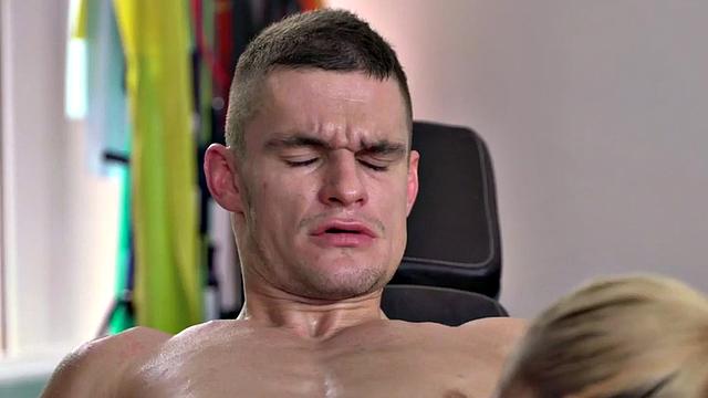 Сексуальная блондинка разносит тренера прямо на коврике