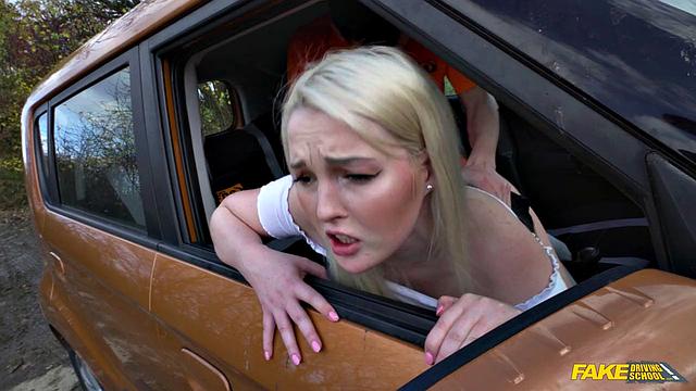 Учитель сел за руль, но вместо урока облизывает киску Ловиты Fate и получает минет в машине - похоже, управление провалено, а секс сдан на отлично.