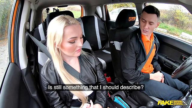 Учитель сел за руль, но вместо урока облизывает киску Ловиты Fate и получает минет в машине - похоже, управление провалено, а секс сдан на отлично.