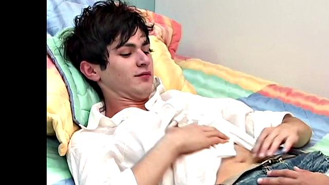 родольфо жёстко трахает леандро и кончает на него