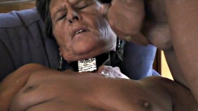 стройная трахается со старшим и лижет зрелую женщину