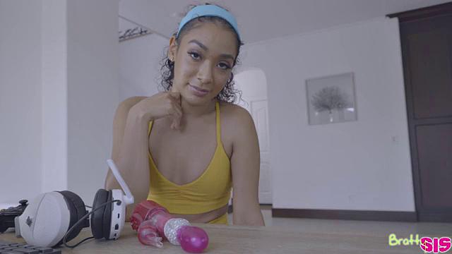 геймерша сара лейс дрочит вибратором и получает крепкий трах от сводного брата