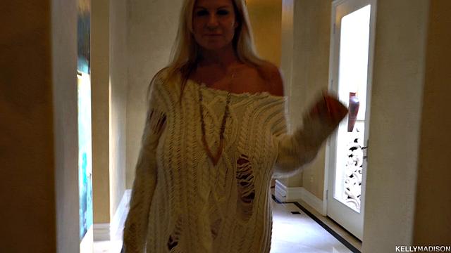 Келли Мэдисон не сдерживается, разрываясь в постели со стеклянной игрушкой