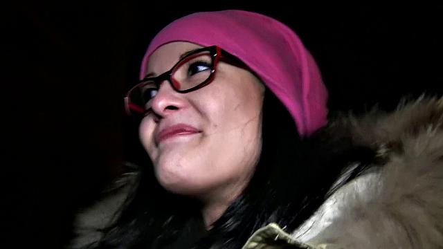 брюнетка в очках тратит выигрыш на быстрый секс под открытым небом