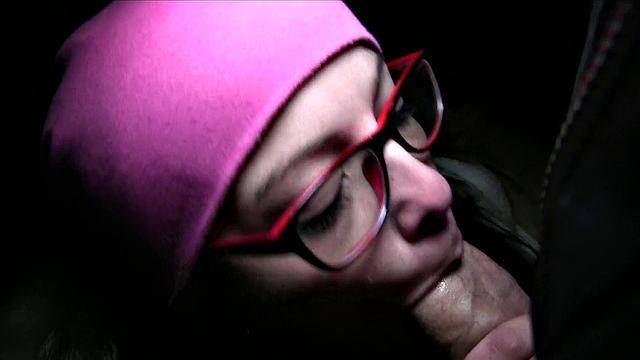 брюнетка в очках тратит выигрыш на быстрый секс под открытым небом