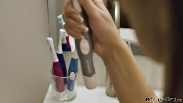 Ванна Бардо забивает на ограничения ради жёсткой домашней ебли