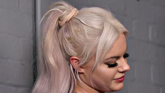 Британские чирлидерши учат парней дрочить по-взрослому в раздевалке