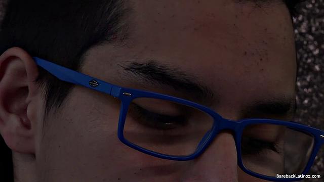 Франсис дрочит мощный член и заливает все спермой на гей соло видеo.