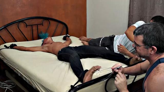 ван не щадит алекса, доводит его до безумного оргазма щекоткой