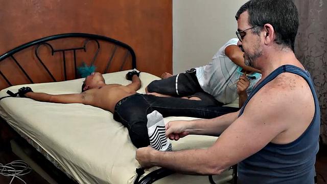 ван не щадит алекса, доводит его до безумного оргазма щекоткой