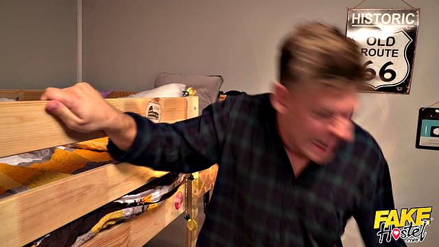 Голодные бабы развели повара на групповой секс в хостеле